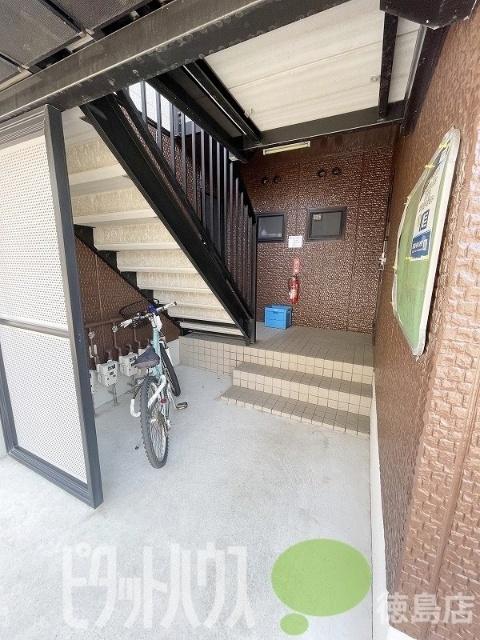 徳島市山城町アパート エントランス