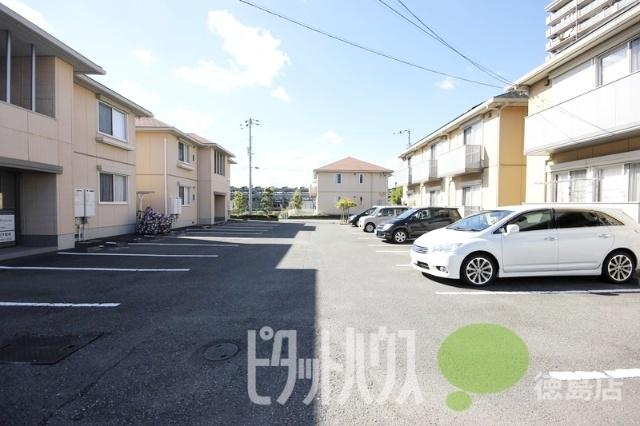 ハミングタウンⅥ 駐車場