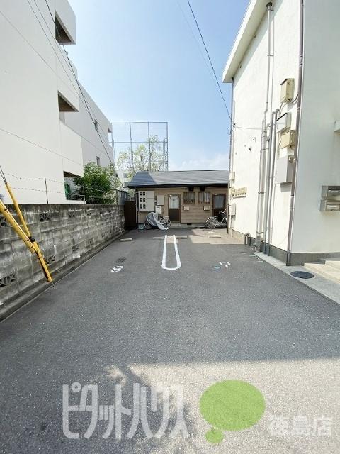 上地荘　5 駐車場