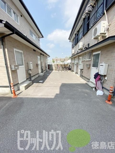 徳島市山城町アパート 駐車場