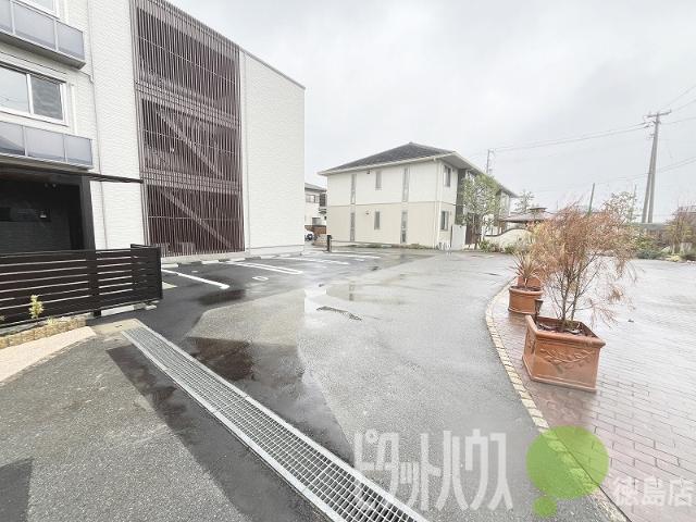 徳島市蔵本元町マンション 駐車場