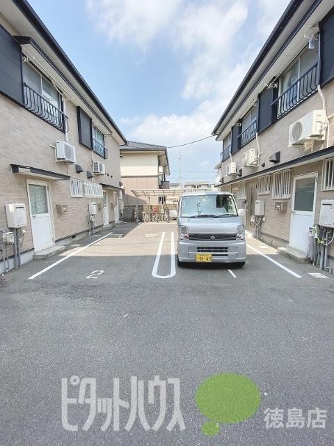 上地荘（3-2） 駐車場