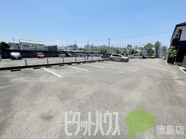 徳島市山城町アパート 駐車場