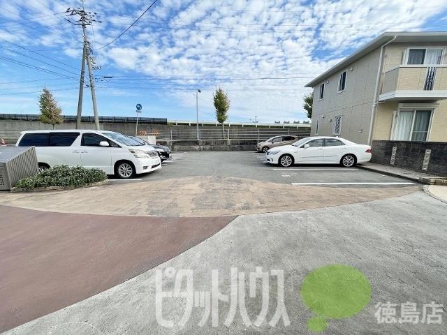 徳島市東吉野町テラスハウス 駐車場