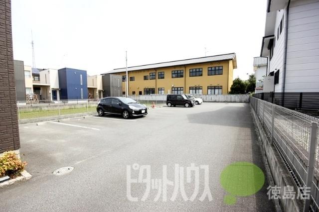 徳島市八万町アパート 駐車場