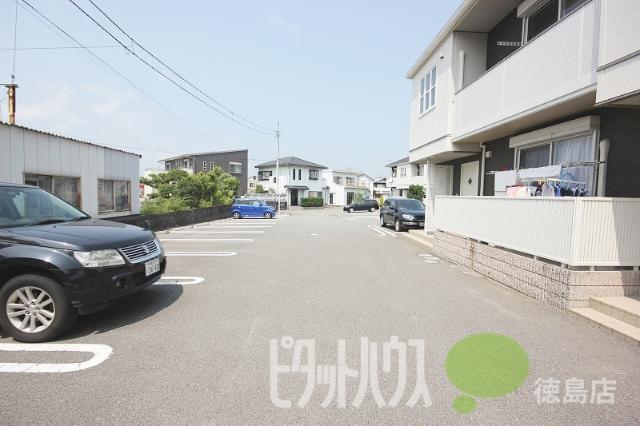 徳島市論田町アパート 駐車場