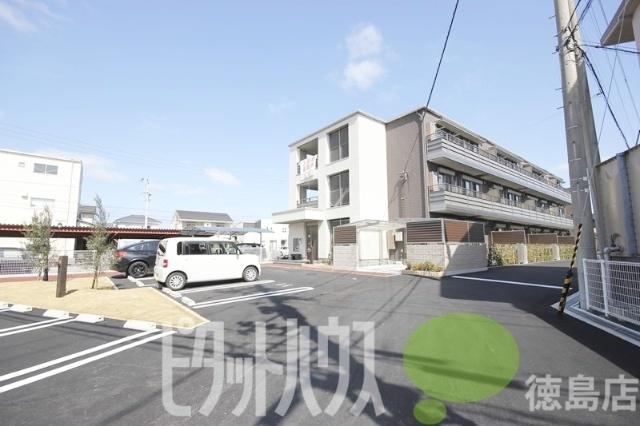 RUSHERIO（101） 駐車場