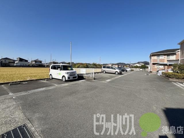 小松島市日開野町アパート 駐車場