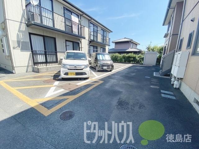 徳島市八万町アパート 駐車場