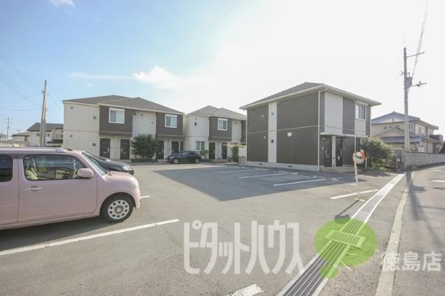 シャーメゾンエピナールⅢ番館　B 駐車場