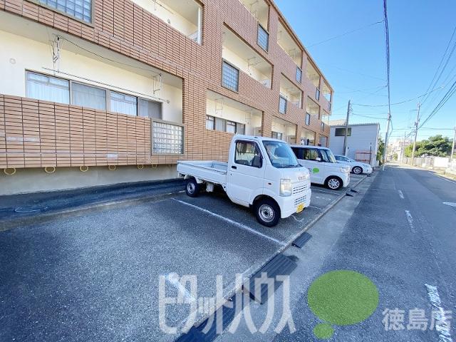 ドゥエル新蔵 駐車場