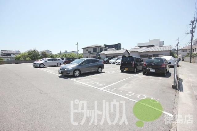 中山ビル1番館 駐車場