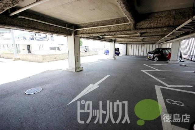 ヴィゴラス壱番館 駐車場