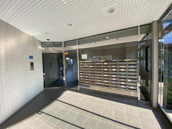 【日勤の管理人がいるロビー】集合ポストや住人が顔を交わす空間です。日も入りとても快適です。