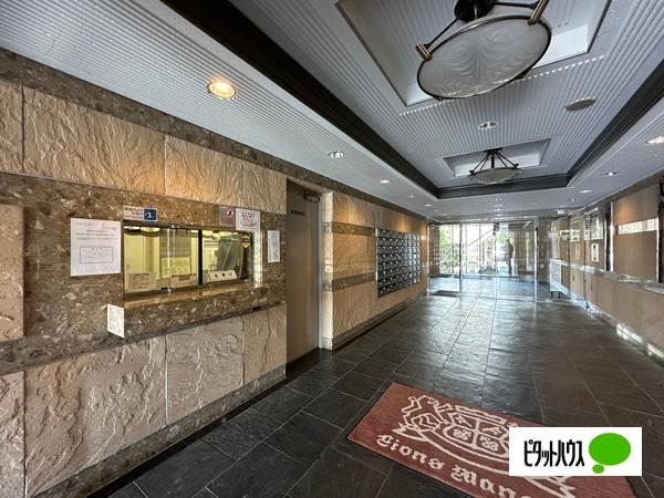 【日勤の管理人がいるロビー】集合ポストや住人が顔を交わす空間です。日も入りとても快適です。