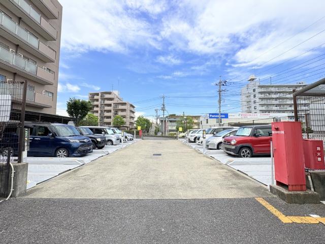 【きっちり整備された駐車場】敷地内駐車場あります。月額4,000円〜8,000円。最新の空き状況はお問合せください。