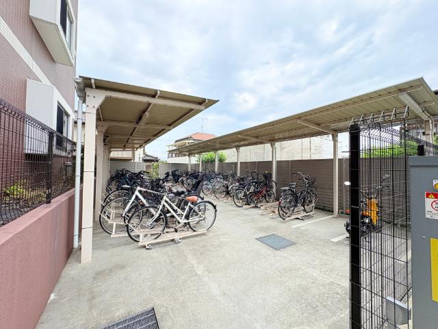 【雨に濡れにくい駐輪場】サイクルポートを設置しています。椅子が濡れず汚れないので便利です。