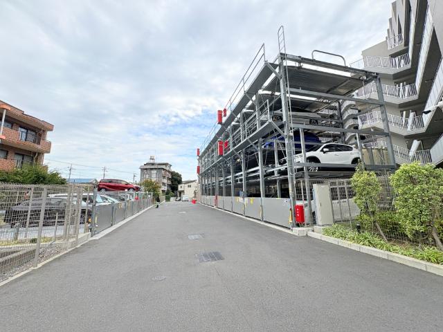 【きっちり整備された駐車場】駐車場月額6,000〜10,000円。バイク置き場月額2,000円。最新の空き状況はお問合せください。