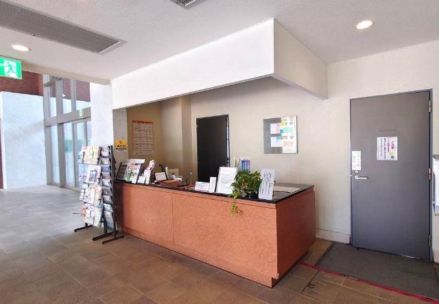 【日勤の管理人がいるロビー】集合ポストや住人が顔を交わす空間です。日も入りとても快適です。