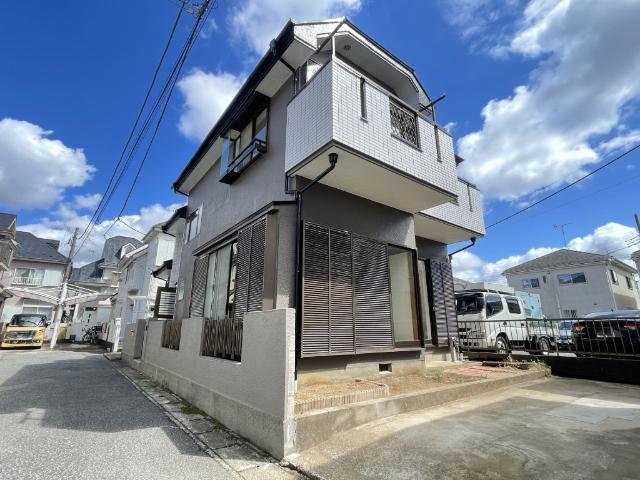 【駐車場1台完備】自動車1台のスペースはとっても重宝しますね♪大きめの車も楽々入れます。