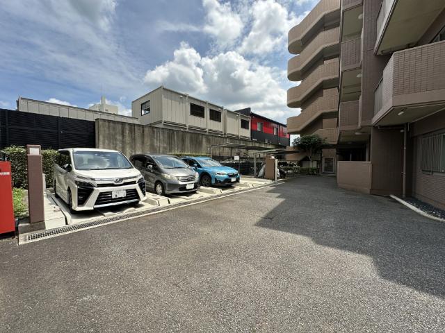 【きっちり整備された駐車場】敷地内駐車場あります。最新の空き状況はお問合せください。
