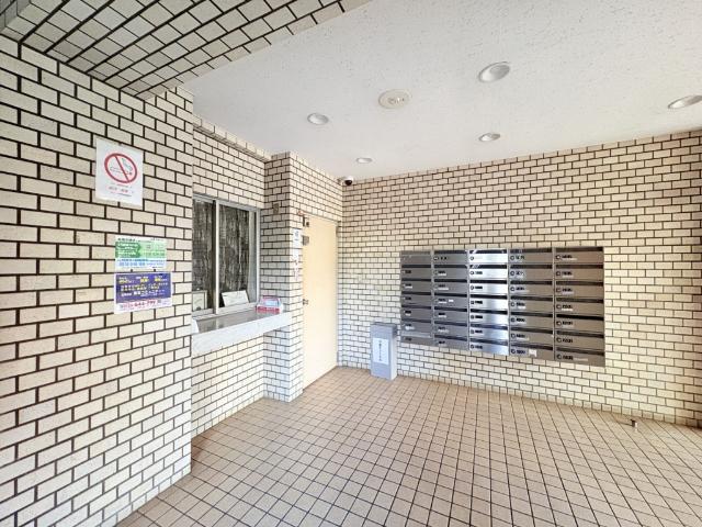 【日勤の管理人がいるロビー】集合ポストや住人が顔を交わす空間です。