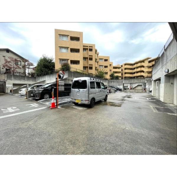 【きっちり整備された駐車場】敷地内駐車場あります。最新の空き状況はお問合せください。