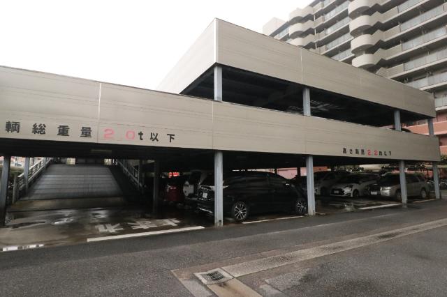 【きっちり整備された駐車場】カーポートがあるので雨の日に濡れずに乗り降りが可能になったり、車が汚れにくくなったり重宝します。月額5,000〜11,000円。