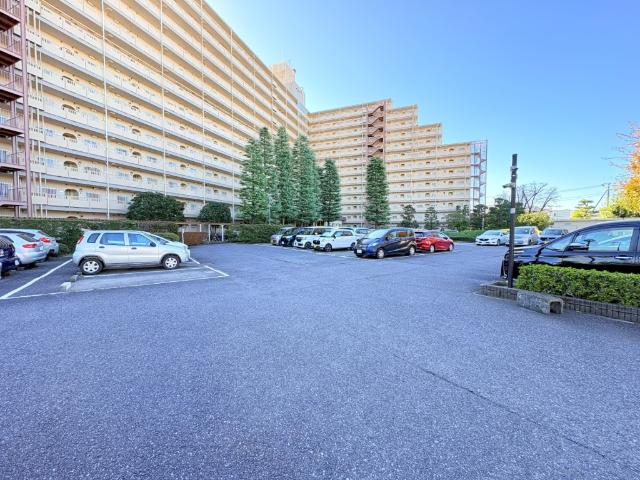 【駐車場】敷地内駐車場があります。利用料月額9.000円。