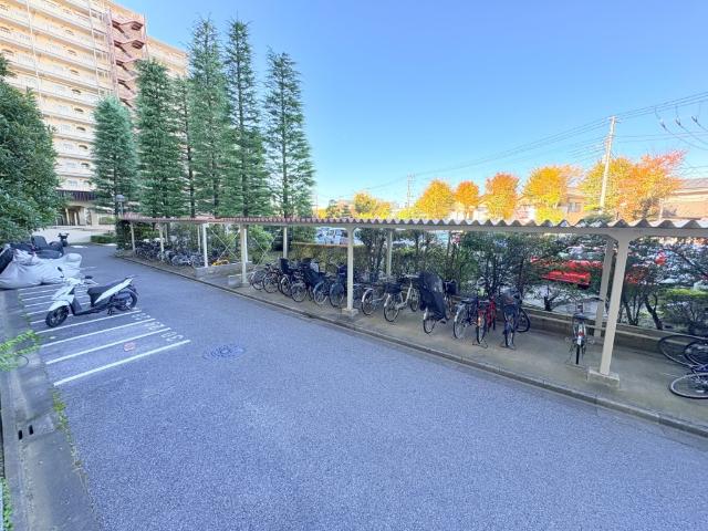【駐輪場】自転車用スペースにはサイクルポートを設置していますので雨でも濡れにくく便利です。利用料年額1,000円。