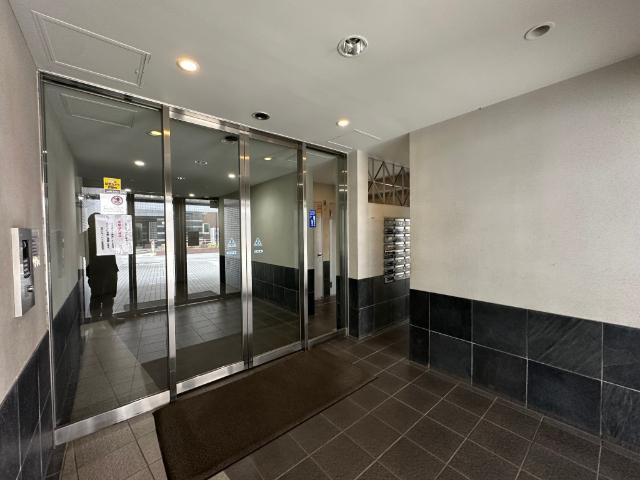 西【日勤の管理人がいるロビー】集合ポストや住人が顔を交わす空間です。日も入りとても快適です。