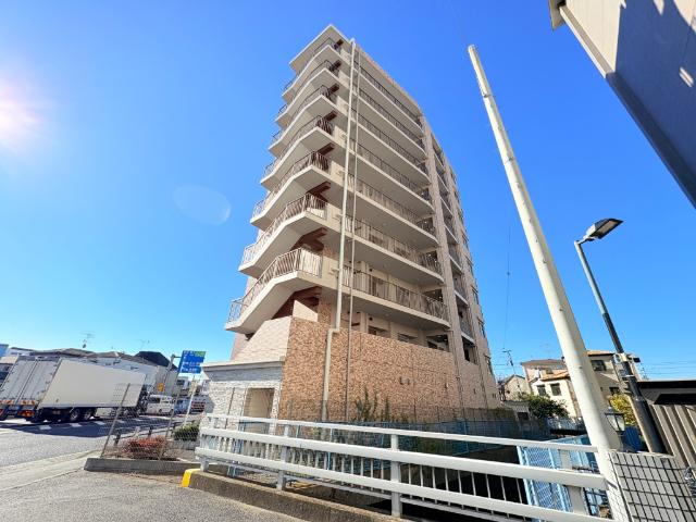 【建物外観】家の前には遮るものが何もないので、良好な陽当りが確保されています。