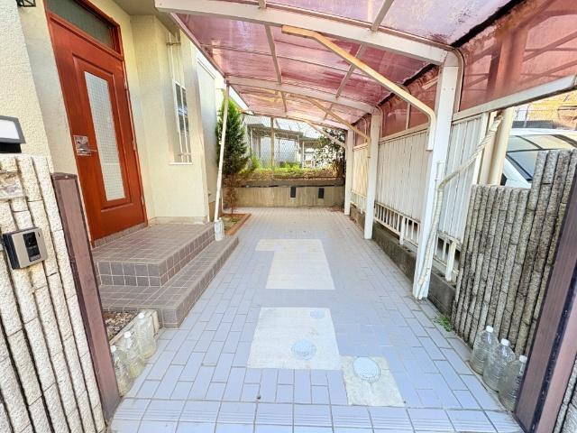【駐車場1台完備】駅チカなのに自動車1台のスペースはとっても重宝しますね♪大きめの車も楽々入れます。