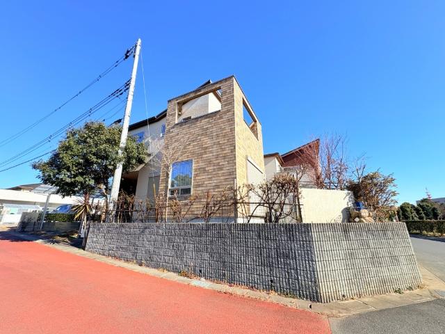 【土地178㎡の大きい家】約54坪の広い敷地にゆったりと建てられております。南西側の角地のため、陽当たり・通風ともに良好です。