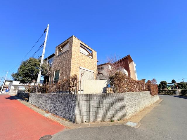 【ゆったり角地の区画】角地の為、陽射しに包まれた明るい立地で開放感が溢れます。
