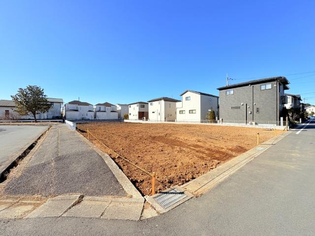 【ゆったり角地の区画】角地の為、陽射しに包まれた明るい立地で開放感が溢れます。設計・間取りの自由度が高く理想の住まいを建築可能です。