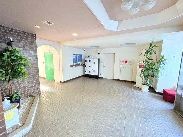 【日勤の管理人がいるロビー】集合ポストや住人が顔を交わす空間です。日も入りとても快適です。