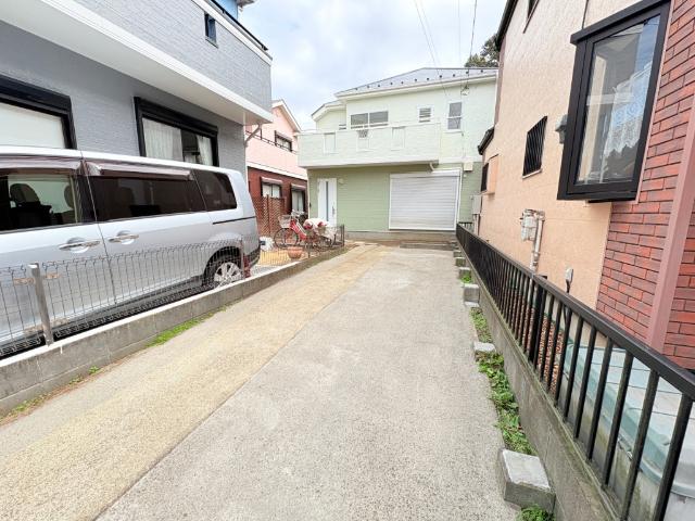 【駐車場】最大2台駐車可能な駐車スペースです。余裕のあるスペースは来客時にも重宝しますね。