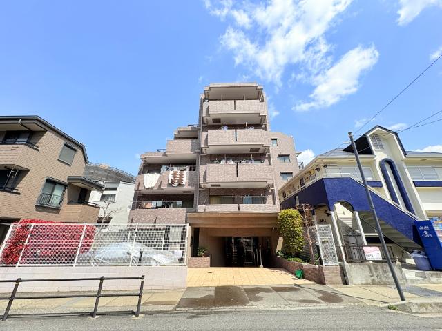 【『北小金』駅徒歩6分の好立地】忙しい朝、遅い帰宅時にも安心の駅近物件です。イオン北小金なども徒歩圏で、車を使わなくてもお買い物に不便しませんね♪