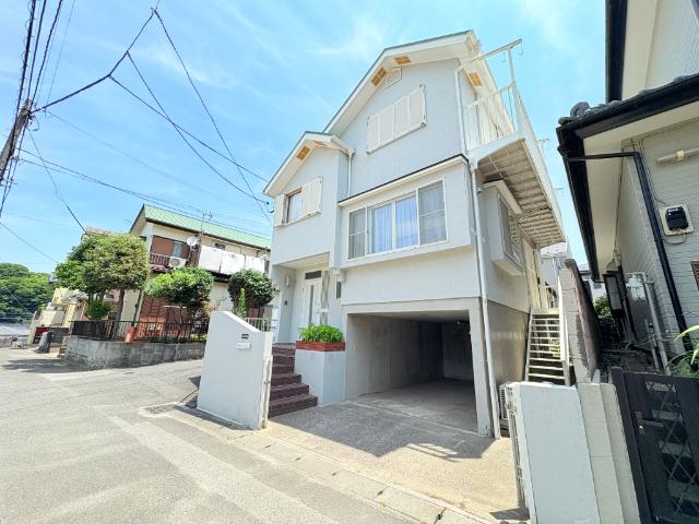 【『新松戸』『北小金』駅徒歩13分で遅い帰宅時も便利】忙しい朝、遅い帰宅時にも嬉しい距離感です。駅前が栄えているため、お休みの日もお買い物に不便しませんね♪