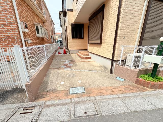 【駐車場1台完備】大きめの車も楽々入れます。