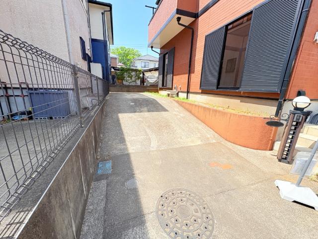 【駐車場2台完備】自動車2台持っている方はもちろん、1台だけでも来客時に重宝します。
