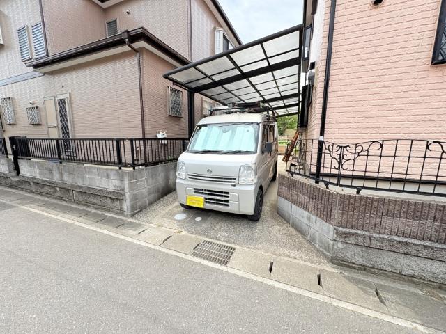 【カーポート設置】最大2台縦列駐車可能な駐車スペースです。雨の日に濡れずに乗り降りが可能になったり、車が汚れにくくなったり重宝します。