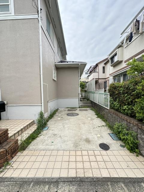 【駐車場1台完備】自動車1台のスペースはとっても重宝しますね♪大きめの車も入れます。