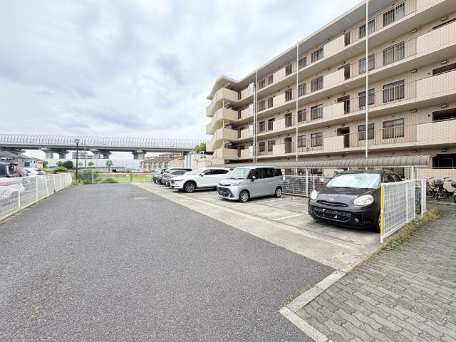 【きっちり整備された駐車場】敷地内駐車場あります。最新の空き状況はお問合せください。