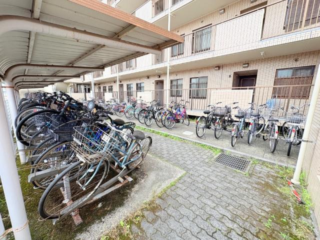 【マンション敷地を利用した駐輪場】敷地に沿って1台ずつ設置可能な駐輪場。別にサイクルポートも設置しています。