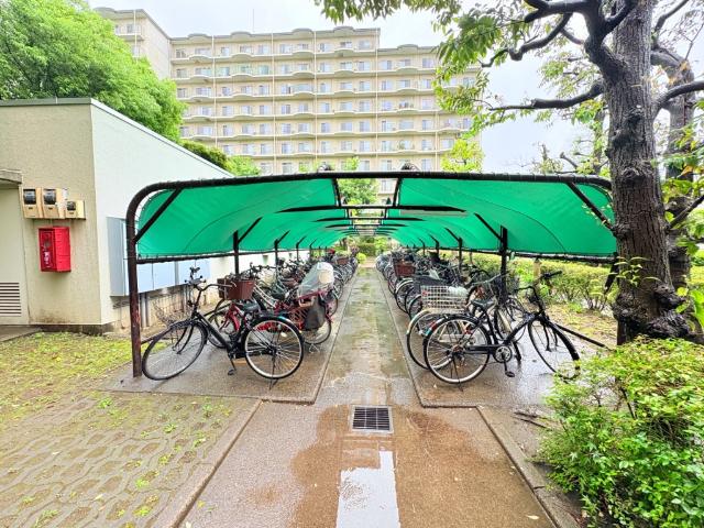 【雨に濡れにくい駐輪場】サイクルポートを設置しています。椅子が濡れず汚れないので便利です。利用料月額500円。
