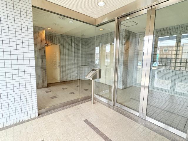 【エントランス】オートロックや防犯カメラで暮らしの安心・安全をお守りします。
