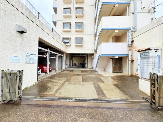 【きっちり整備された駐車場】駐車場月額8,000〜10,000円