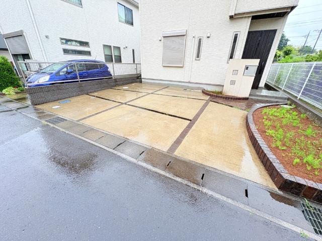 【駐車場】最大2台並列駐車可能な駐車スペースです。余裕のあるスペースは来客時にも重宝しますね。
